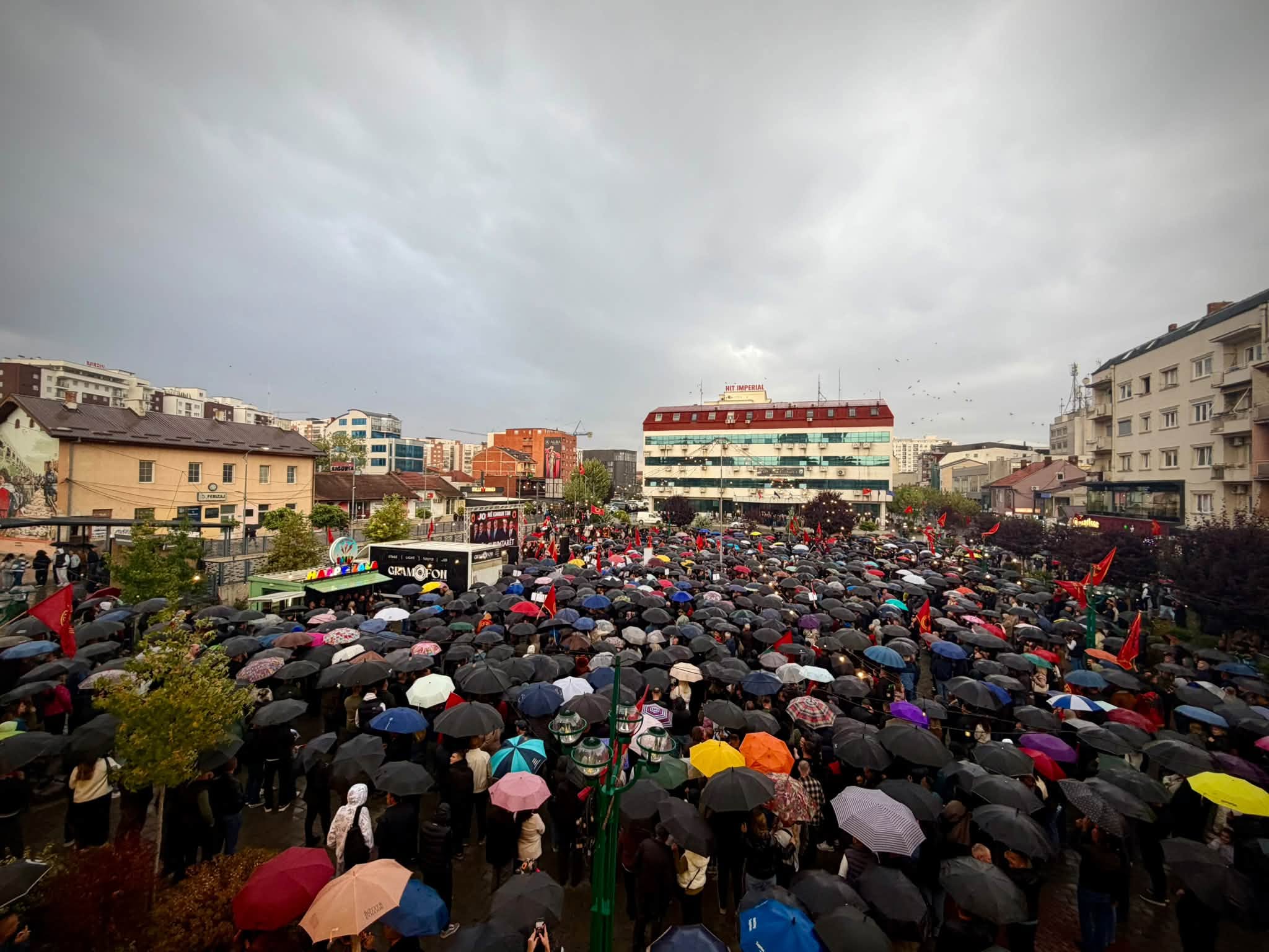 ‘‘Stoik në shi’’, Liria ka Emër ndan foto nga protesta në Ferizaj kundër dënimit të ish-krerëve të UÇK-së: Jo në emrin tim