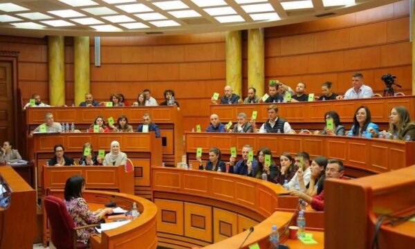 Tirana nderon krerët e UÇK-së, Thaçi, Veseli, Krasniqi e Selimi “Qytetarë Nderi”