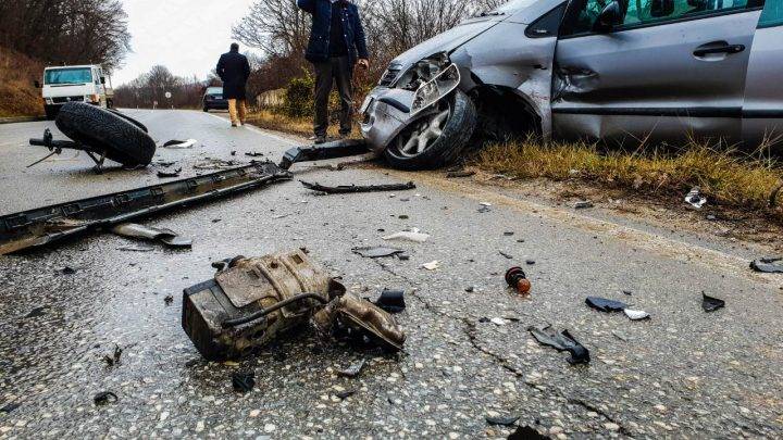 Aksident trafiku mes tri automjeteve në Mramor, lëndohen tre persona