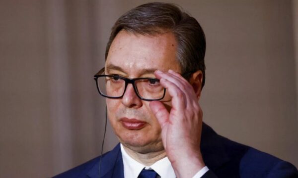 Vuçiq jep dorëheqje nga posti i Presidentit të Serbisë, në stilin e Putin synon të kthehet si Kryeministër