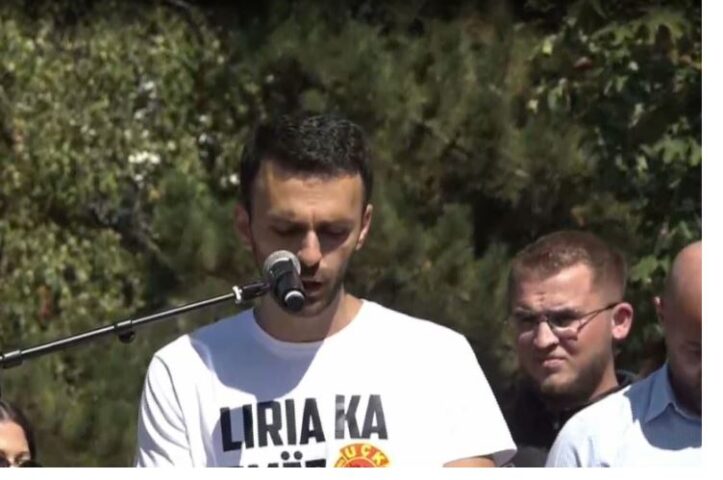 Altin Krasniqi iu bashkohet protestuesve në Drenas: UÇK-ja bëri luftë të drejtë