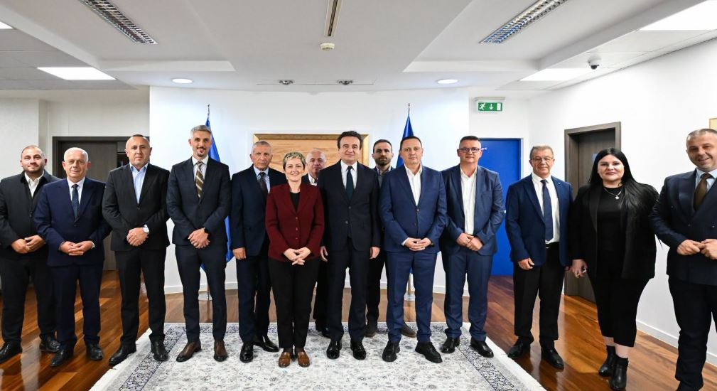Kurti njofton se është arritur marrëveshja për “Koalicionin Shqiptar” për zgjedhjet në Serbi
