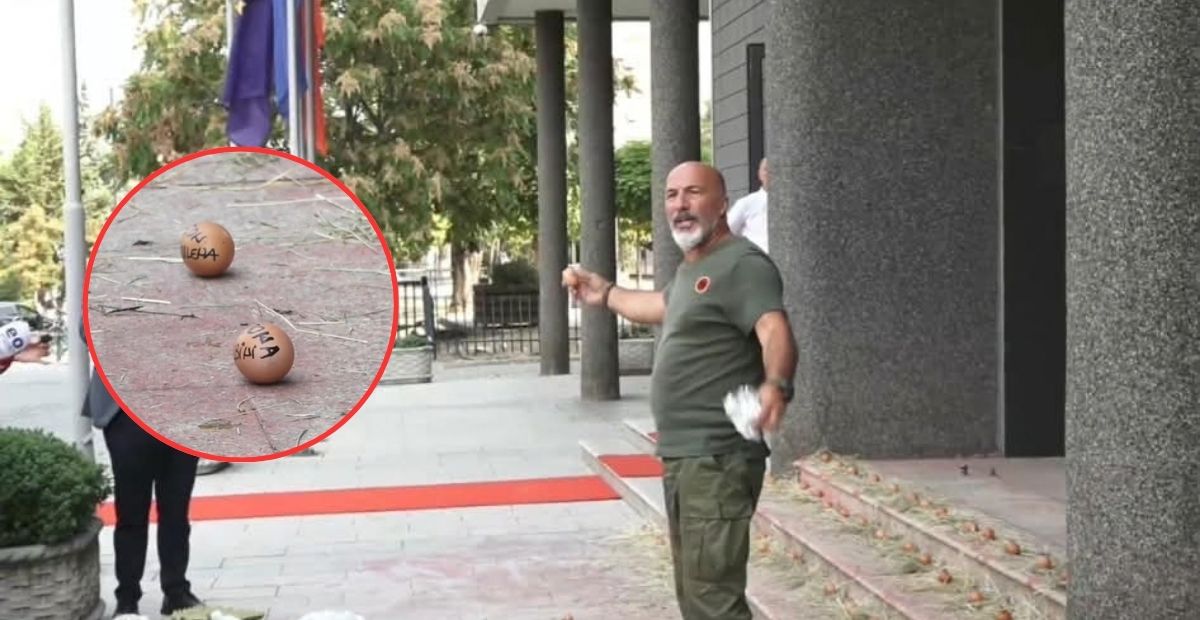 Ish-ushtari i UÇK-së “mbush” shkallët e Kuvendit me kashtë dhe vezë të shënuara “VV”