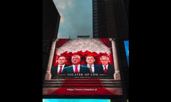 Fotografia e katërshes së UÇK-së shfaqet në Times Square