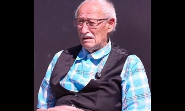 “Më ka thirrë edhe dje, mirë po ndjehet” – Vëllai i Jakup Krasniqit, përkundër se në moshë të shtyrë i bashkohet protestës