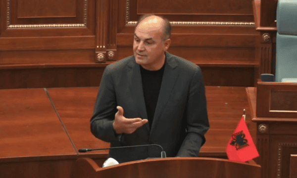 Hoxhaj: Prej ’99 s’ka pasur gjendje më të rëndë politike në Kosovë, themelet e shtetit janë të rrënuara