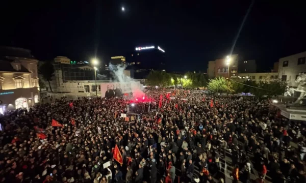 Aktori Kushtrim Sheremeti pjesë e natës së 13-të të protestës “Jo në emrin tim”, këta janë folësit e tjerë