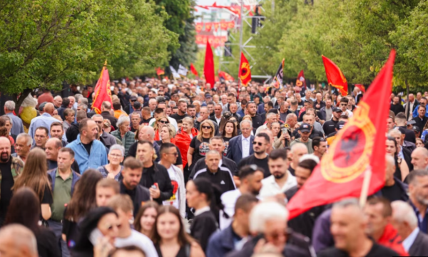 Emblemat e UÇK-së ngjyrosin Prishtinën kuqezi – Marshi për Liri përmes fotografive