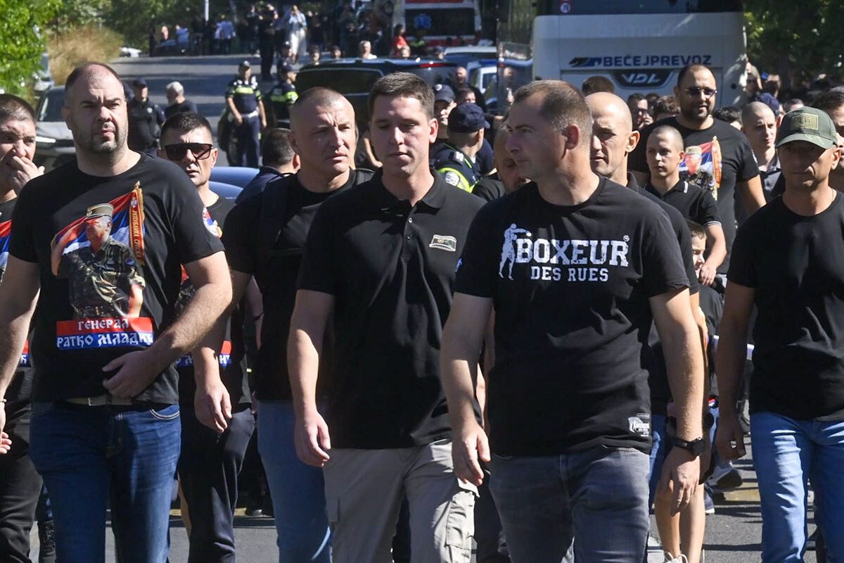 Djali i Vuçiçit merr pjesë në varrimin e Ratko Mlladiçit