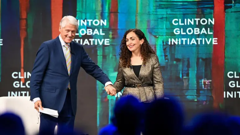 Të gjithë në këmbë për ish-presidenten Osmani në ngjarjen e organizuar nga ish-presidenti Clinton në ShBA