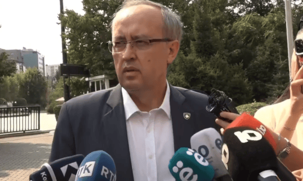 Hoti: Jemi në terren krejt jokushtetues, e vendosim në Grup Parlamentar nëse e çojmë seancën në Kushtetuese