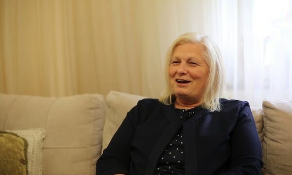 Mjeke, poete, ish e burgosur politike e aktiviste për të drejtat e njeriut – Biografia e Flora Brovinës, ish-veteranes së UÇK’së