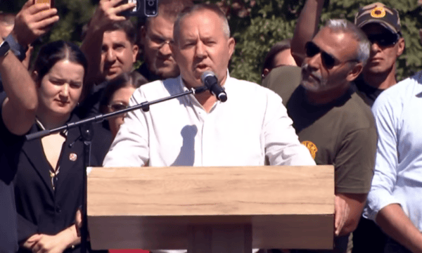 Gucati thirrje Kurtit: Donika Gërvalla dorëzoi dokumente në Hagë, shkarkoje