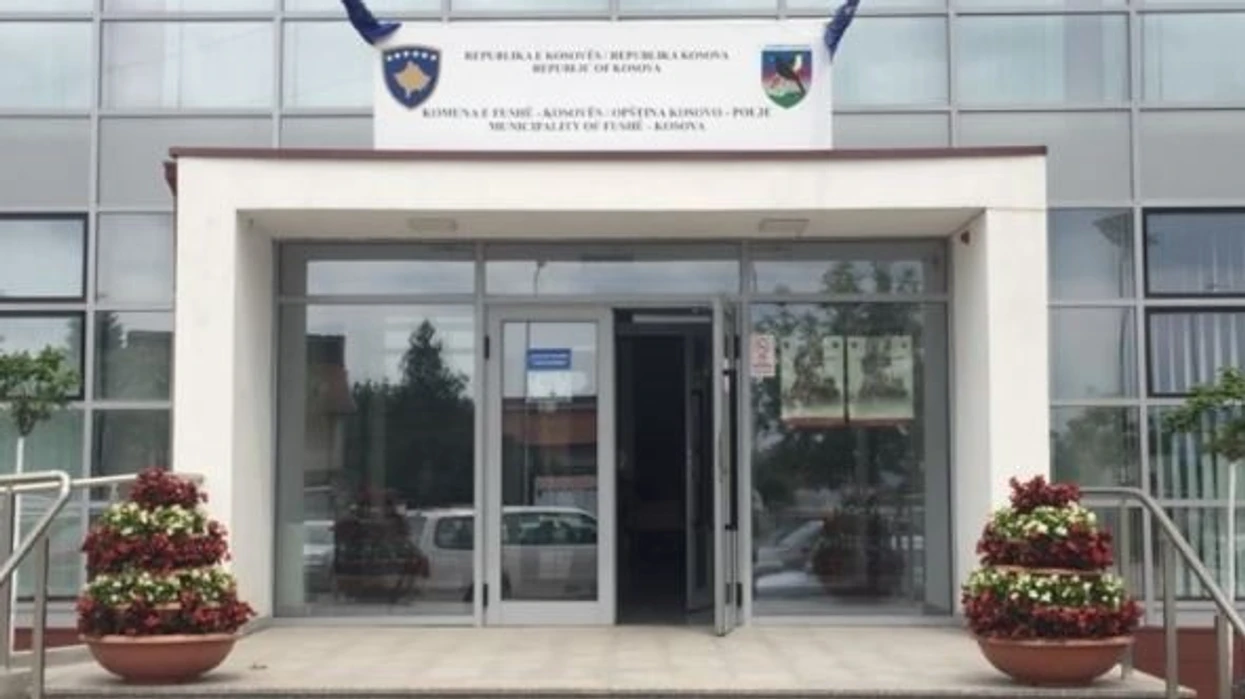 Rasti i pronës 1.5 milionë euro – pesë zyrtarët i shpëtojnë paraburgimit, u ndalohet t’i afrohen komunës së Fushë Kosovës