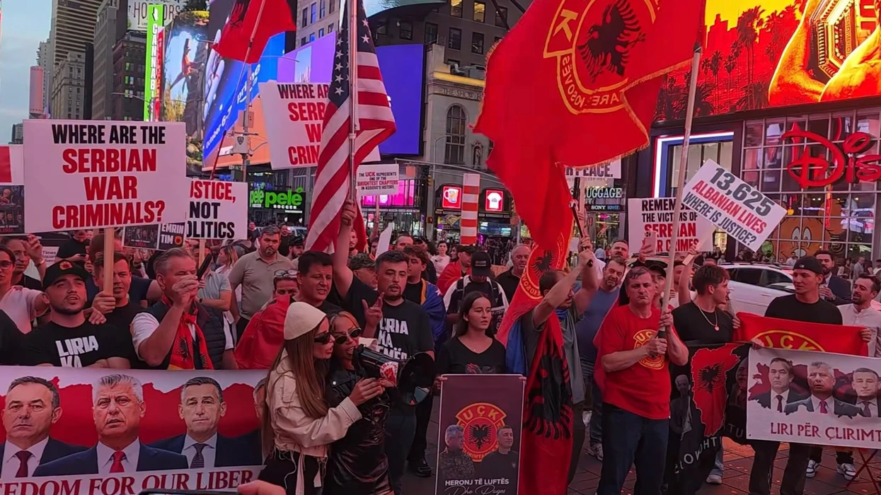 Shqiptarët protestojnë në Times Square pas aktgjykimit ndaj ish-krerëve të UÇK-së