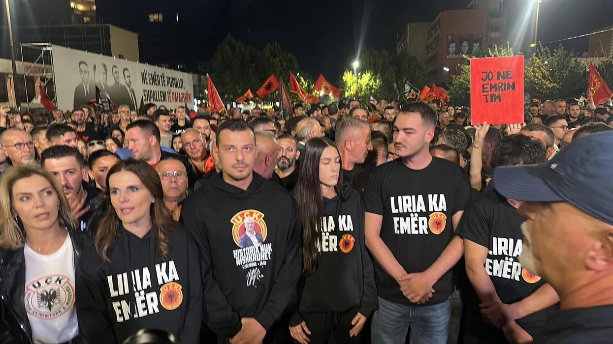 Djemtë e Thaçit dhe Veselit në krye të protestës në Prishtinë