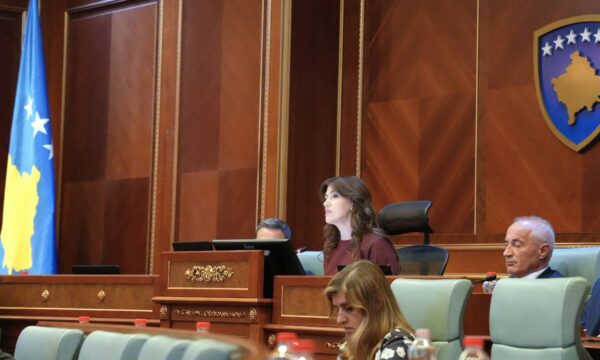 Albulena Haxhiu zgjidhet sërish kryetare e Kuvendit me 62 vota pro