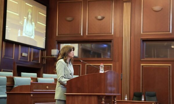 Glauk Konjufca e propozon Albulena Haxhiun për Kryeparlamentare