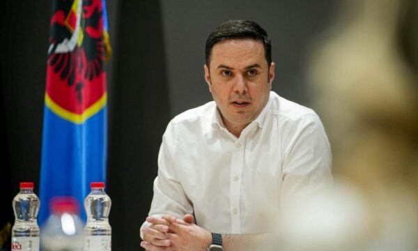Bajrami paralajmëroi se hyn në garë, Hoti ‘propozoi’  Shalën për shef të LDK, Abdixhiku: Beteja qenka për kryetar, Zot fali