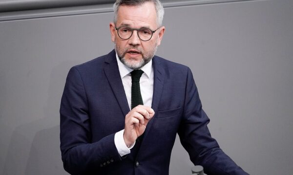 Roth: S’e kisha menduar që do ta shihja një kriminel lufte duke u nderuar në Beograd, faleminderit serbëve që dolën kundër një turpi të tillë