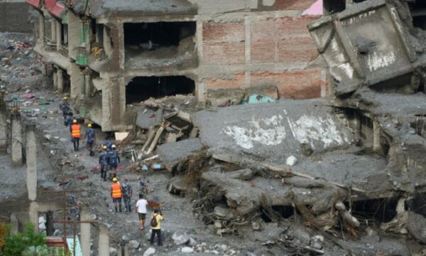 Nepali shpall ditë zie kombëtare pas përmbytjeve vdekjeprurëse, kërkimet për të zhdukurit vazhdojnë