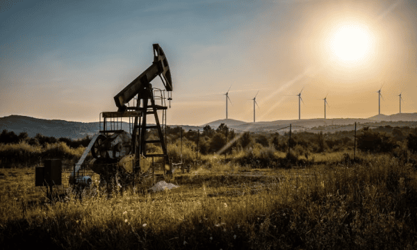 Rekord në SHBA, nafta arrin 5.85 dollarë për gallon