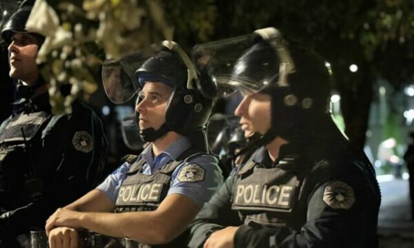 Reagon Policia: Masat në trafik kanë të bëjnë me vozitjet e rrezikshme, jo me flamujt e UÇK-së