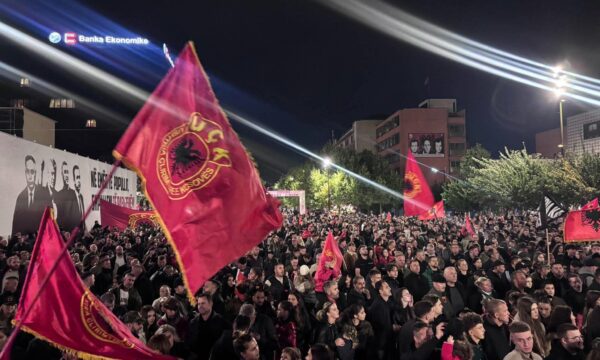 Fillon grumbullimi në ditën e njëmbëdhjetë, protestuesit mbushin sheshin e Prishtinës, kundërshtohet dënimi i ish-krerëve të UÇK-së