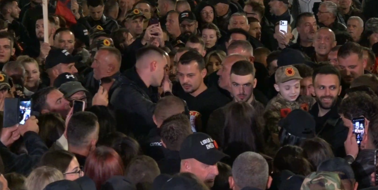 Nis protesta në Prishtinë, numër i madh qytetarësh në shesh – të pranishëm edhe djemtë e katërshes së UÇK-së