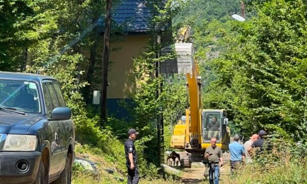 Rrënohen “shtëpi pushimi” pa leje në Rezallë të Zubin-Potokut, Elshani thotë se policia po asiston