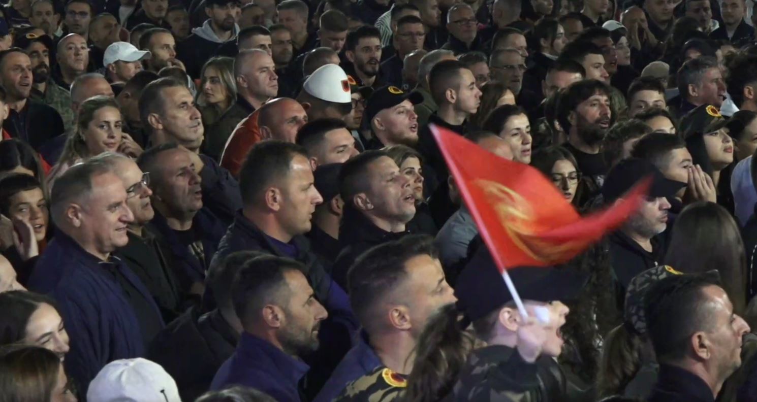 Nata e 14-të e protestës në Prishtinë, sheshi “Skënderbeu” mbushet me qytetarë