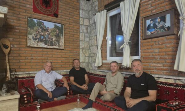 72 orë para vendimit në Hagë, komandantët e UÇK-së mblidhen në Drenicë tek Sami Lushtaku
