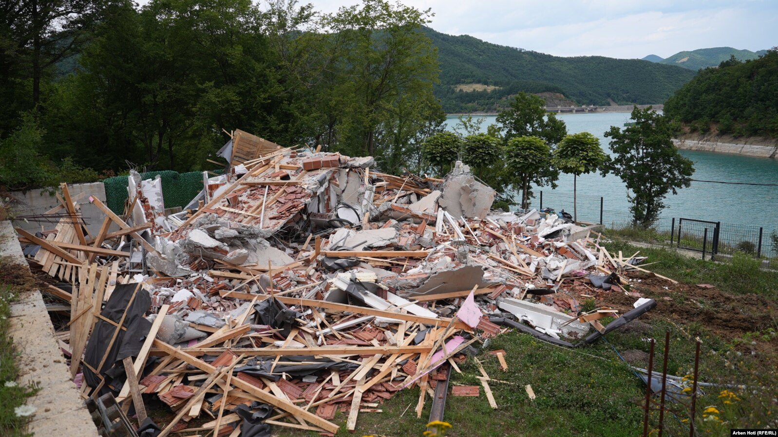 Kosova vazhdon rrënimin e objekteve pranë Ujmanit