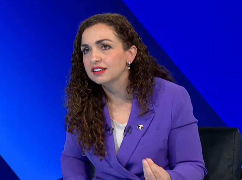 “Duhesh me u ndalë”: Vjosa Osmani nervozohet me pyetjet e gazetarit Adriatik Kelmendi