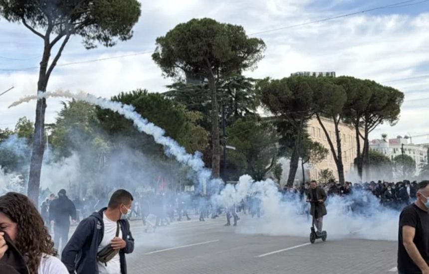 Përshkallëzohen protestat në Tiranë, protestuesit hedhin gurë e mjete piroteknike, policia përdor gaz lotsjellës