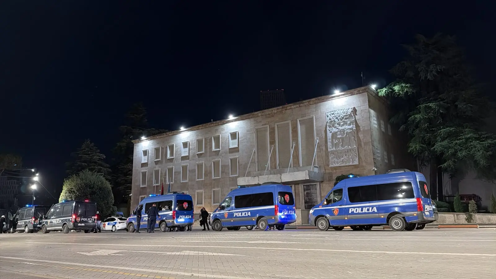 Protesta në Tiranë, arrestohen 23 persona, 13 procedohen penalisht dhe 30 shpallen në kërkim