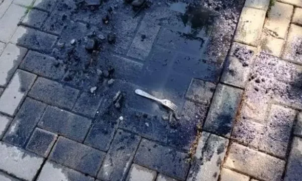 Kanalizimet bllokohen nga mbetjet, KRU “Gjakova” nxjerr gurë, çimento e pirunë