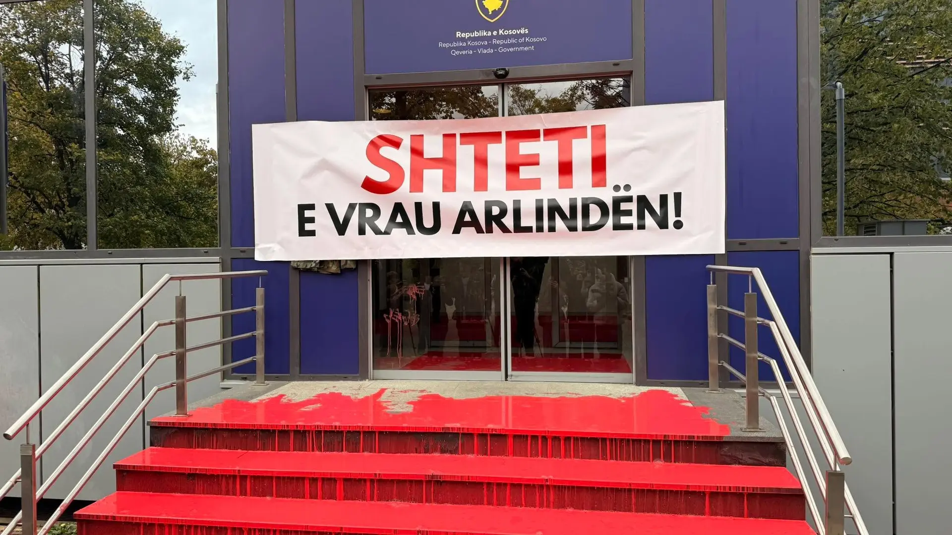 QIKA me aksion para Qeverisë së Kosovës, hedhin ngjyrë të kuqe në shkallët e objektit