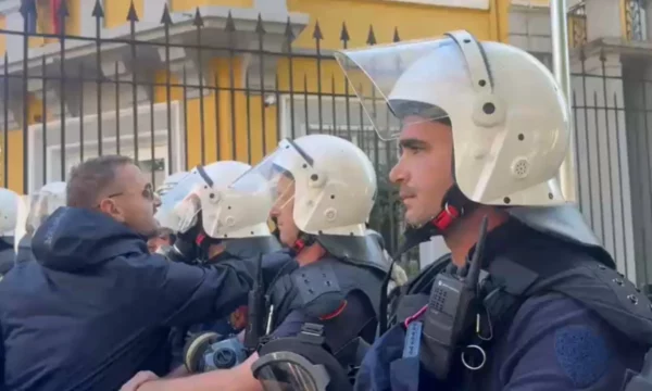 Dita e pestë e protestës në Tiranë, studentët marshojnë drejt Ministrisë së Arsimit
