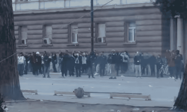 “Thyhet” qetësia, nis hedhja e molotovëve dhe gurëve te Kryeministria, policia përgjigjet me gaz e plumba gome