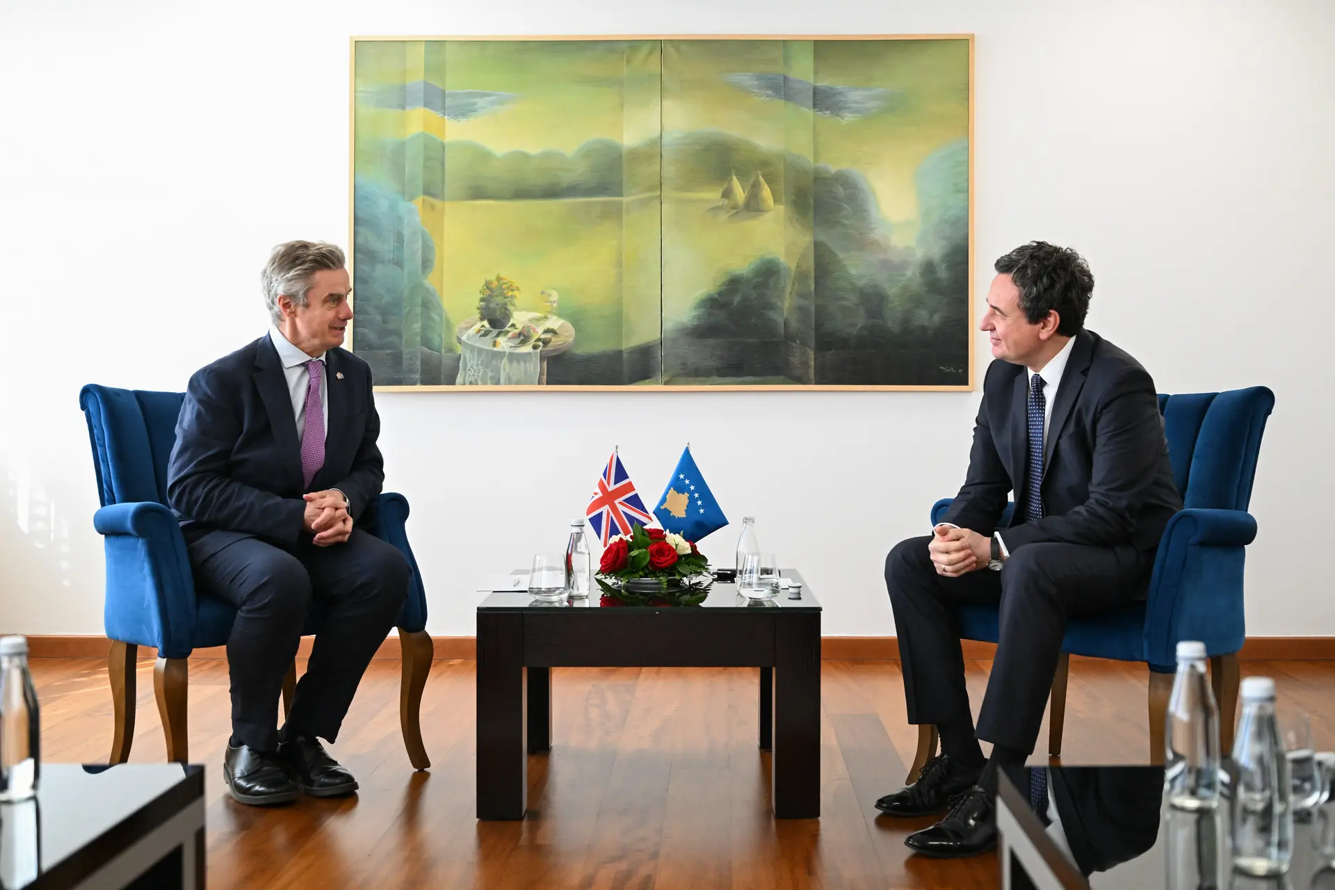 Kurti takon ambasadorin britanik, diskutohet finalizimi i formimit të institucioneve