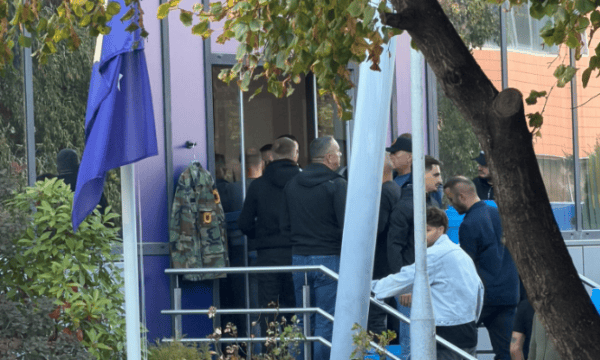 Protestuesit e varin një uniformë të UÇK-së në hyrje të Qeverisë