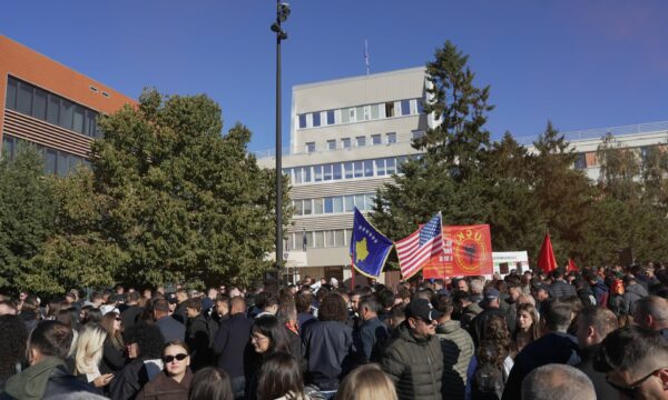 Policia: E shoqëruam në stacion një protestues që hodhi mjete piroteknike drejt objekteve shtetërore – të protestohet qetë