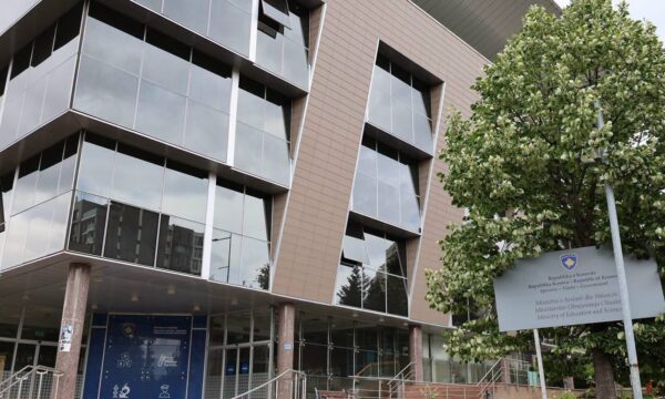 Ministria e Arsimit mohon se policia ka bastisur objektin e saj: Po punojmë normalisht