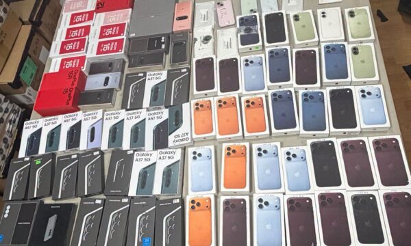 Dogana kap 113 telefona të kontrabanduar në një biznes, i dyshuari intervistohet
