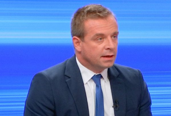 ​Avokati i njohur serb kërkon hetime për votat e blera nga Vuçiq