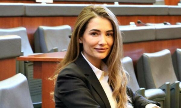 Deputetja e PDK: Dërgimi në Kuvend i ligjit për Specialen nga Qeveria hap me rëndësi, procedura për votim në dy lexime duhet të nis sot
