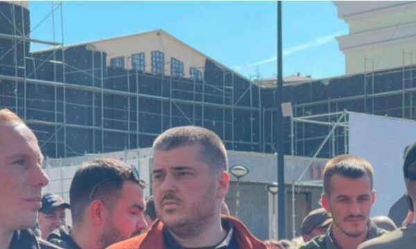 U arrestua dje nga Policia, nipi i Thaçit rikthehet në protestën e sotme
