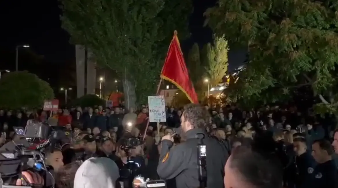 “Ligjin ia keni borxh UÇK-së”, Haziri thirrje deputetëve nga protesta e 18-të