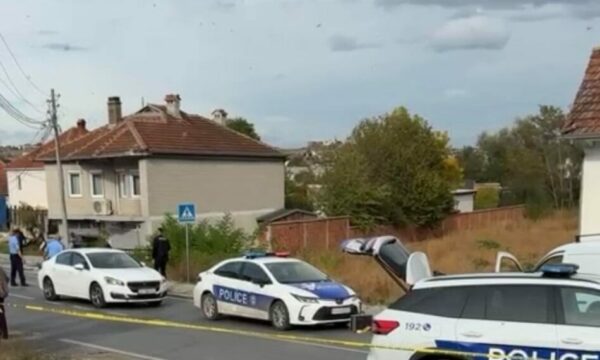Vrasja e dyfishtë në Gjilan, të dyshuarit i bastisen shtëpitë e pronat, i gjenden armë pa leje
